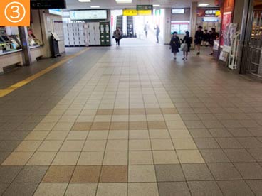 改札口東側の通路