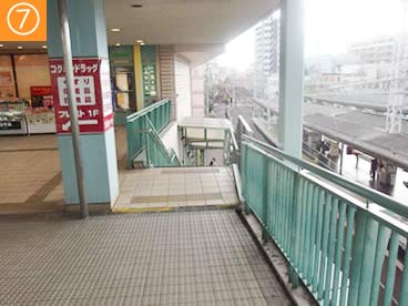 4番出口の下り階段
