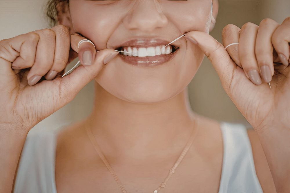 フロスデンタルミラーで気になる箇所を詳しく確認する