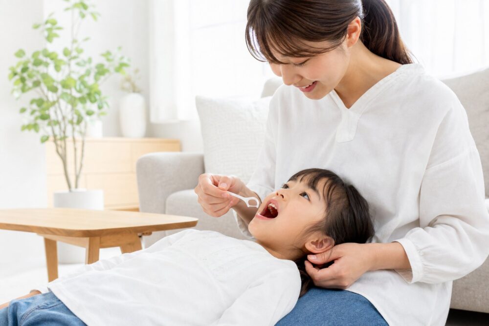 寝かせ磨きの姿勢で奥歯から順に通す
