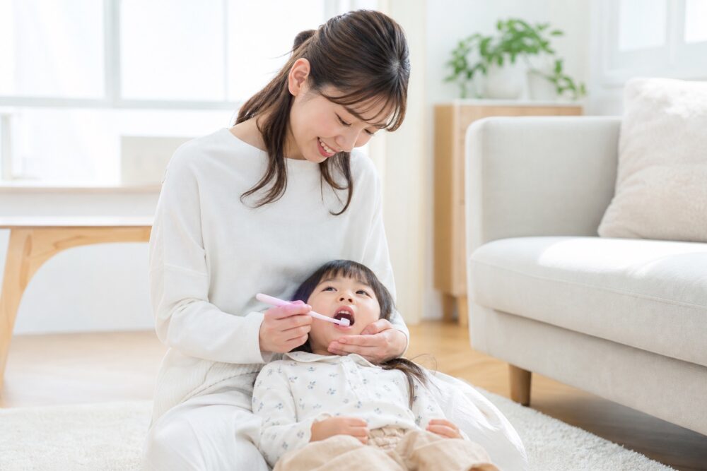 仕上げ磨きとフッ素で子どもの虫歯の進行を抑える